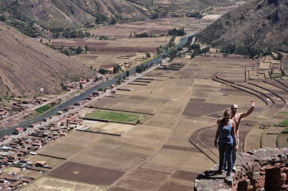 Quase no alto das ruínas incas de Pisac, observando a cidade e o Valle Sagrado, nas proximidades de Cusco, no Peru